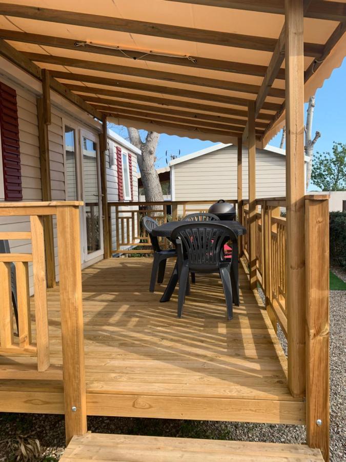 Mobilhome Vias Plage Dans Camping Bagian luar foto