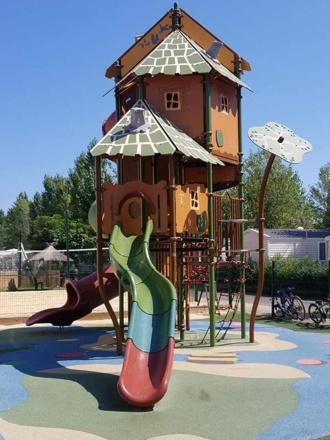 Mobilhome Vias Plage Dans Camping Bagian luar foto