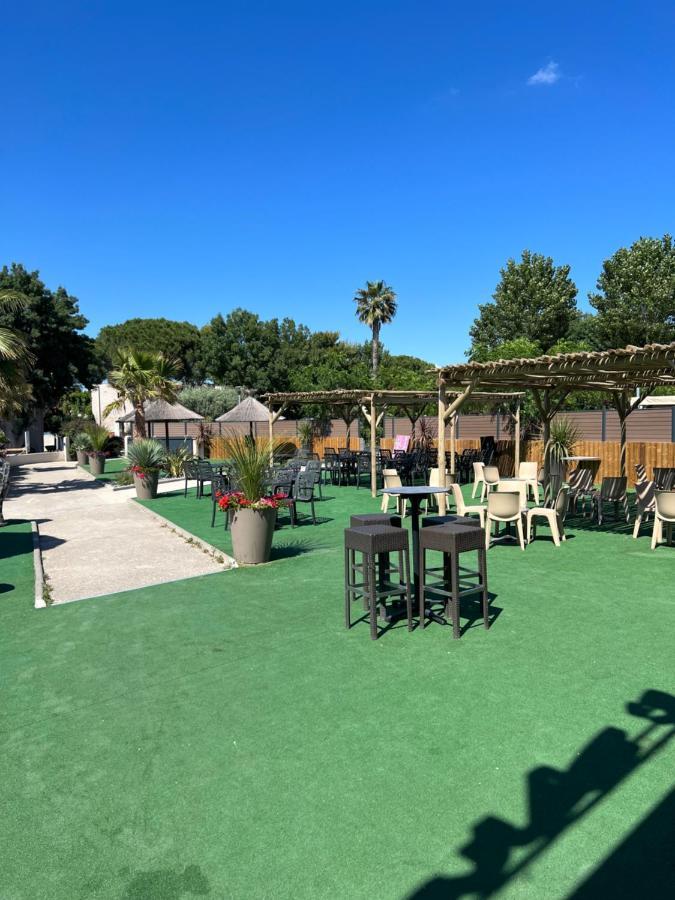Mobilhome Vias Plage Dans Camping Bagian luar foto