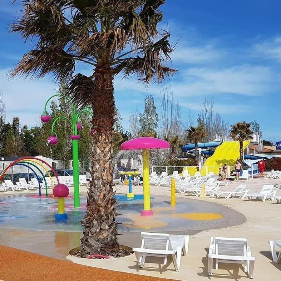 Mobilhome Vias Plage Dans Camping Bagian luar foto