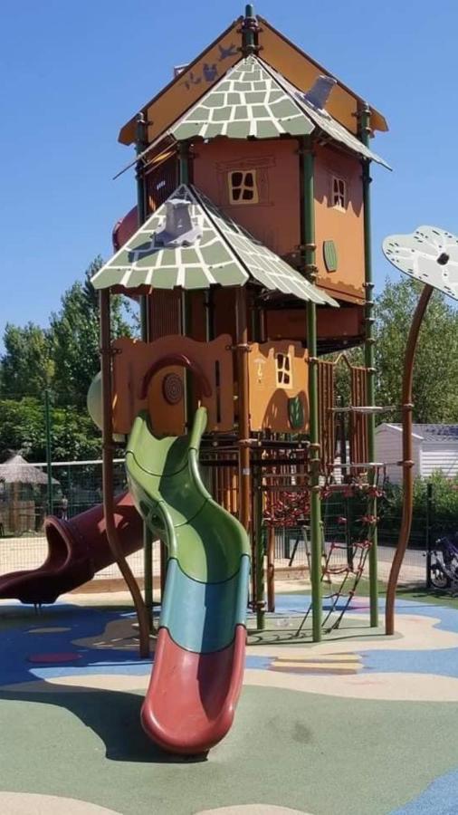 Mobilhome Vias Plage Dans Camping Bagian luar foto