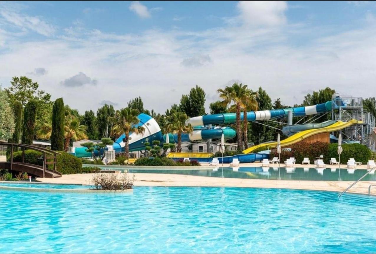 Mobilhome Vias Plage Dans Camping Bagian luar foto