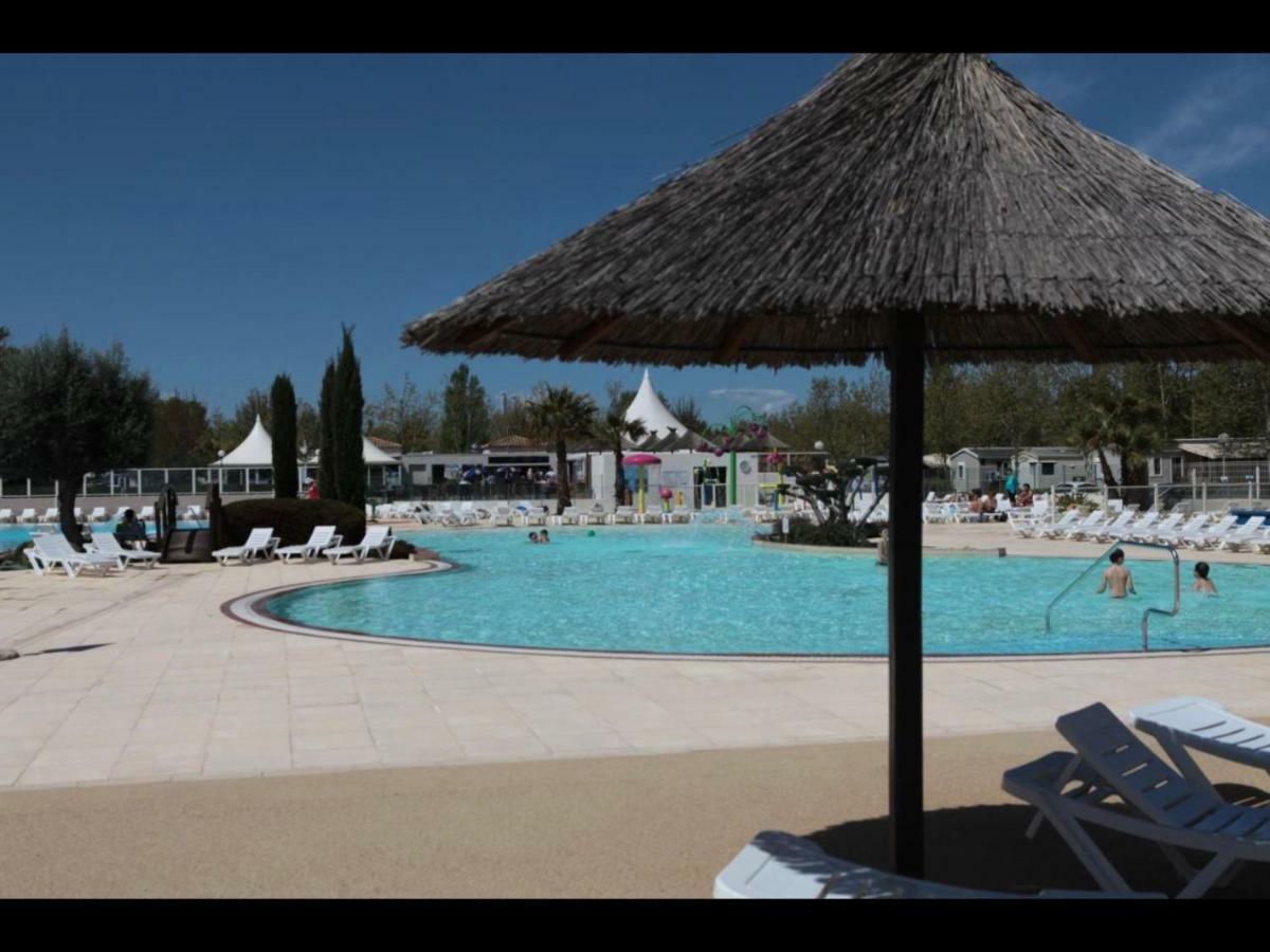 Mobilhome Vias Plage Dans Camping Bagian luar foto