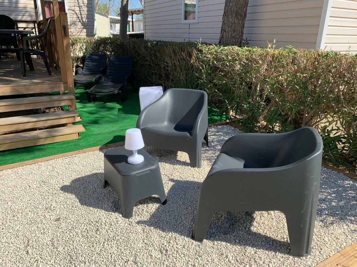 Mobilhome Vias Plage Dans Camping Bagian luar foto